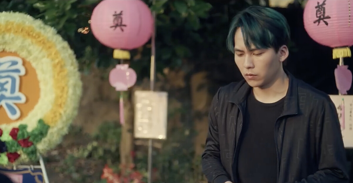 李嶽忙碌於奶奶的喪禮。