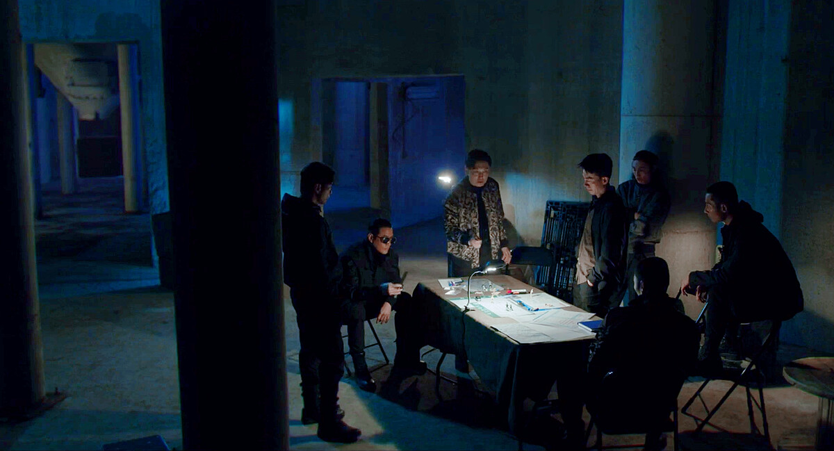 戴墨鏡者就是被轟掉眼睛的貝爾，聽著李聖祖(中)的復仇計畫，曾是鄭進灣最得力的部下俊哲(右三)也在其中