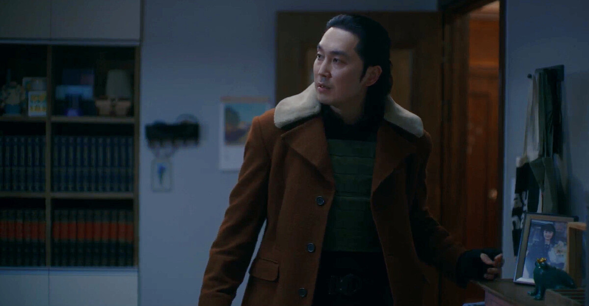 李聖祖一邊找鄭智安，一邊說著和鄭進灣的過去，因此激化了鄭智安