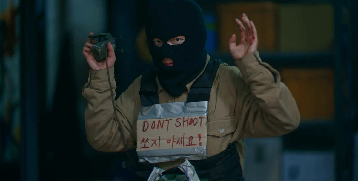 蒙面男Brother很聽老闆鄭智安的話，就算怕得要死也使命必達