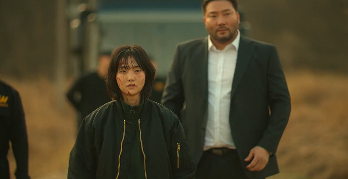 鄭智安與身後的胖叔叔走出家院看誰來了