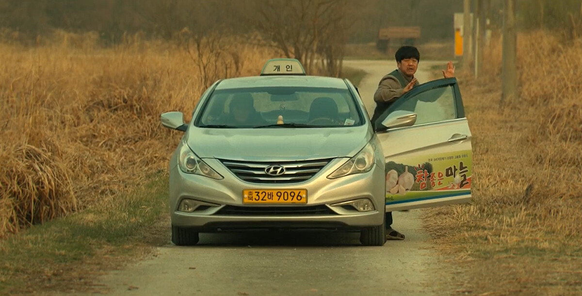 小黃司機一下車就舉高雙手，似乎知道鄭智安一家怎麼回事