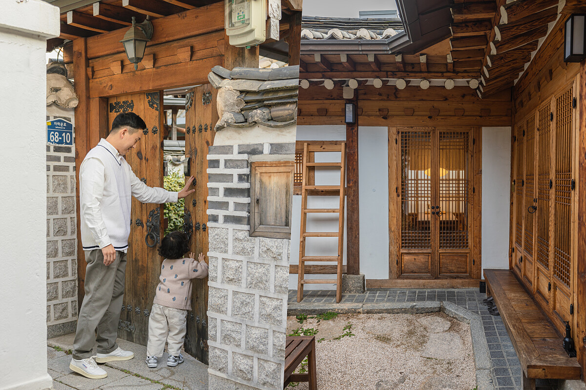 下隱齋有著韓屋招牌的歇山屋頂（hanok），獨特的曲線下為簡潔俐落的L字形空間。Photo by Yoon Taehoon @_yoonic