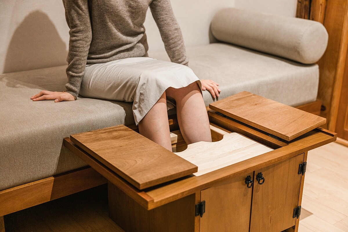 茶几下設有足浴槽。Photo by Yoon Taehoon @_yoonic