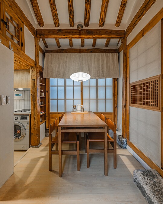 小巧而精緻餐廳、廚房連結在一起。Photo by Yoon Taehoon @_yoonic