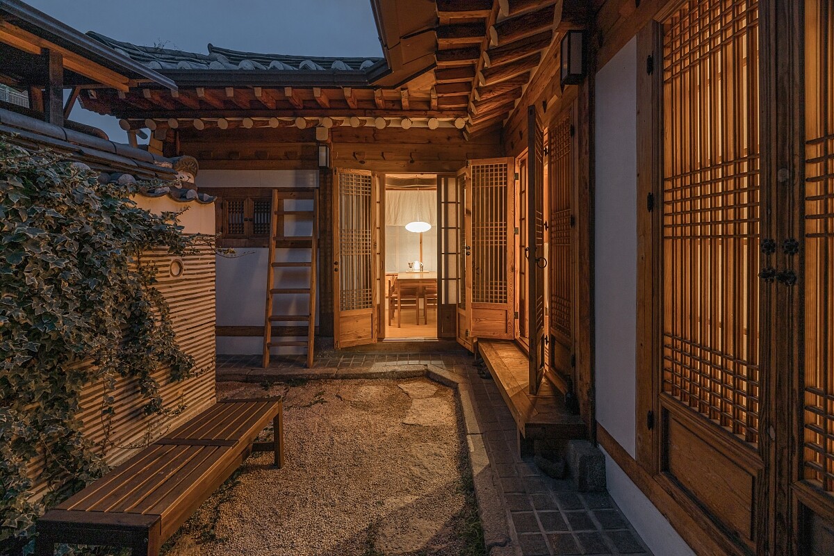 夜晚寧靜的庭院氛圍。Photo by Yoon Taehoon @_yoonic