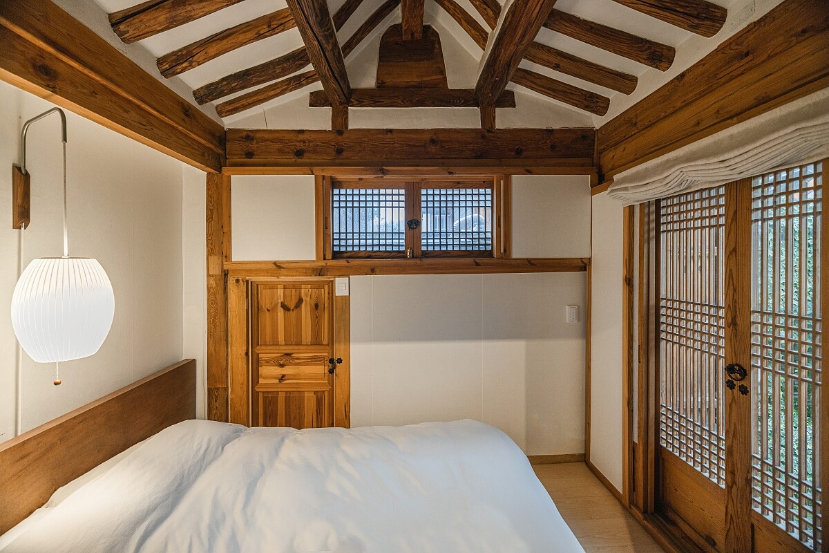 舒適的臥室空間。Photo by Yoon Taehoon @_yoonic