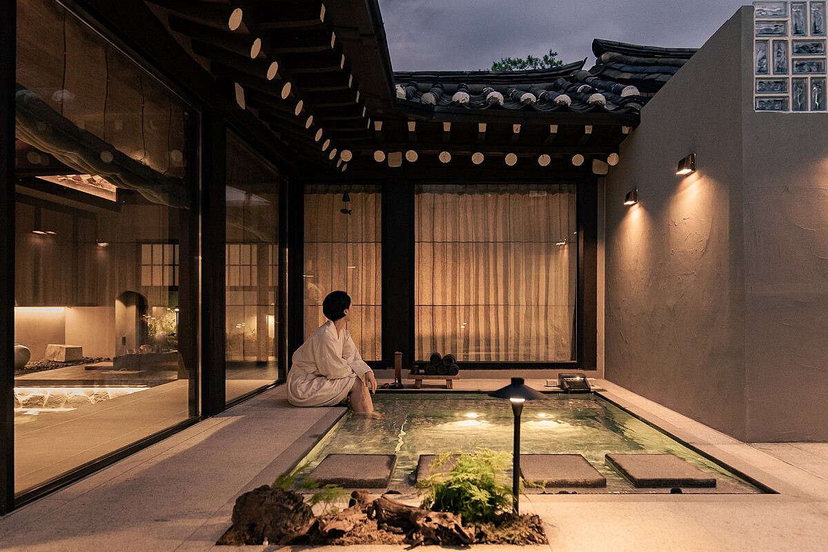 中庭空間特地設置了四季皆適用的露天冷／熱泉。Photo by SungMin Hong