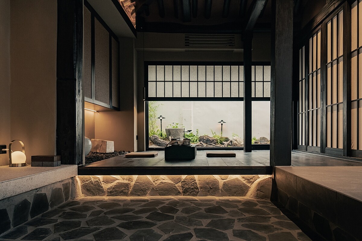 大量自然石材點綴空間。Photo by SungMin Hong