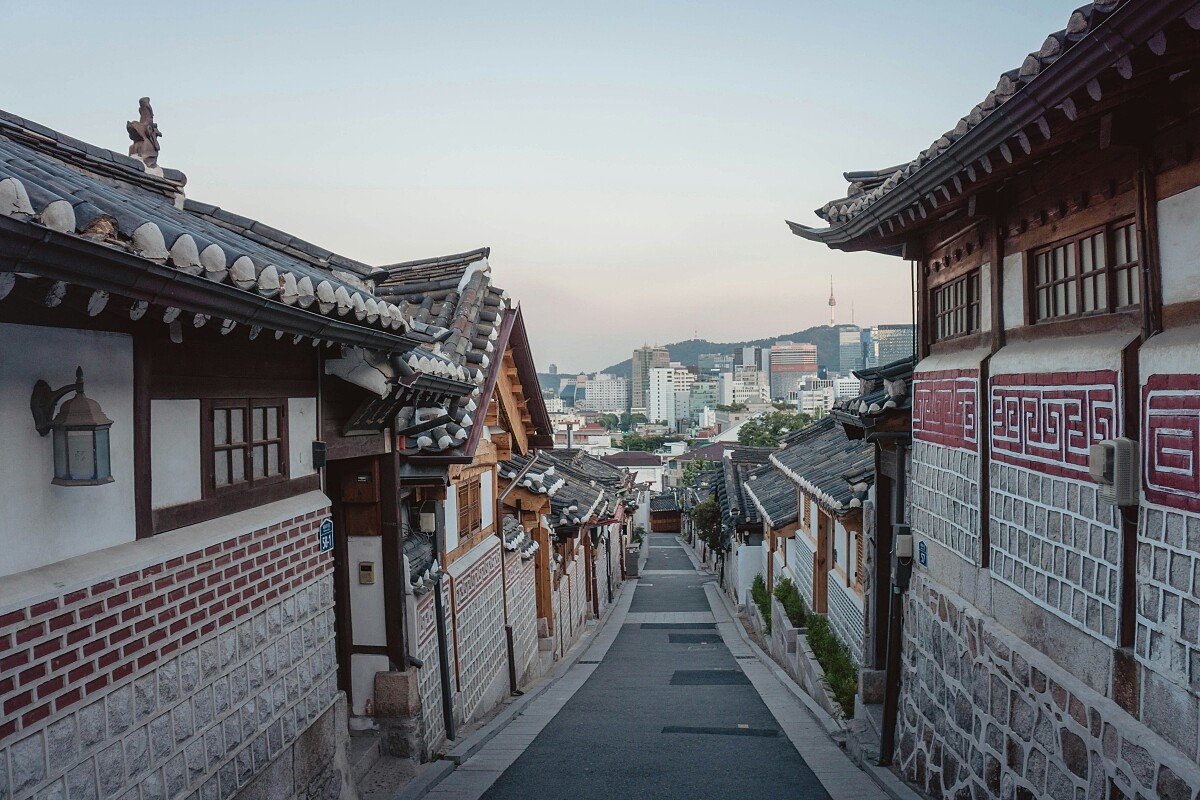 韓國擁有豐富的歷史和文化遺產，如古蹟、宮殿、寺廟等，展現了韓國悠久的歷史和傳統
