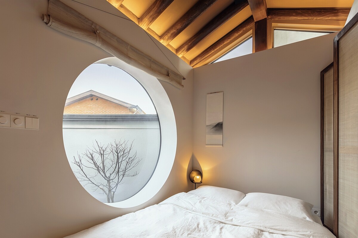 床鋪旁的則搭配經典圓窗，帶來庭園中的早晚光影變化。Photo by Texture on Texture