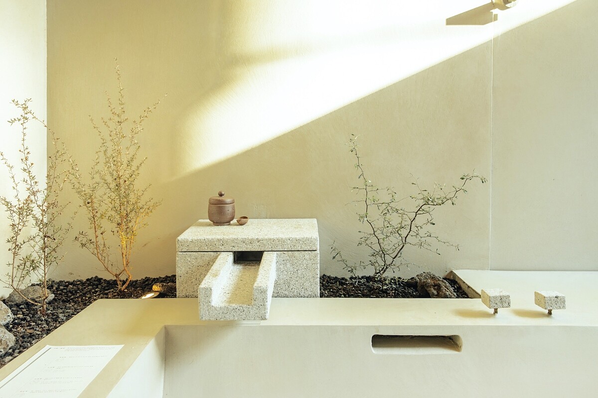 寬闊舒適的浴池空間。Photo by Texture on Texture