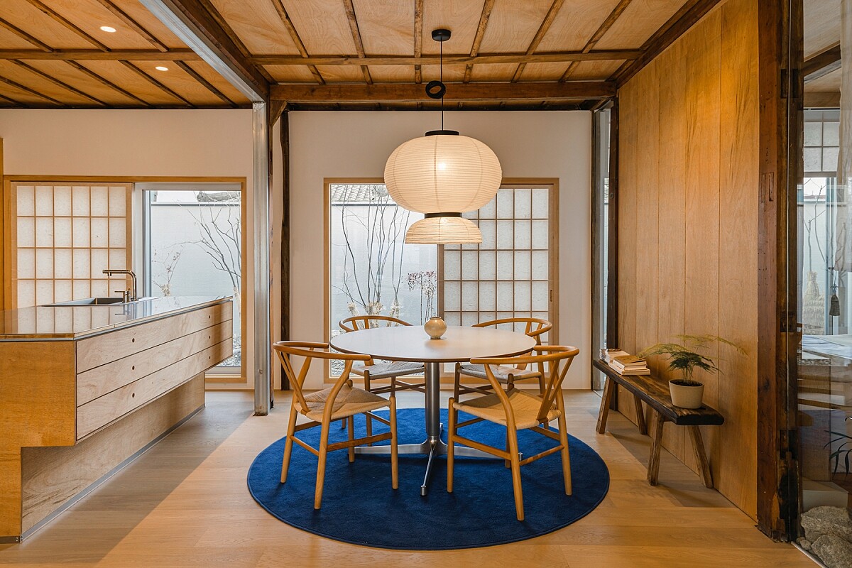 透過搶眼的藍色系地毯及小物則為空間增添色彩。Photo by Kim Dongkyu