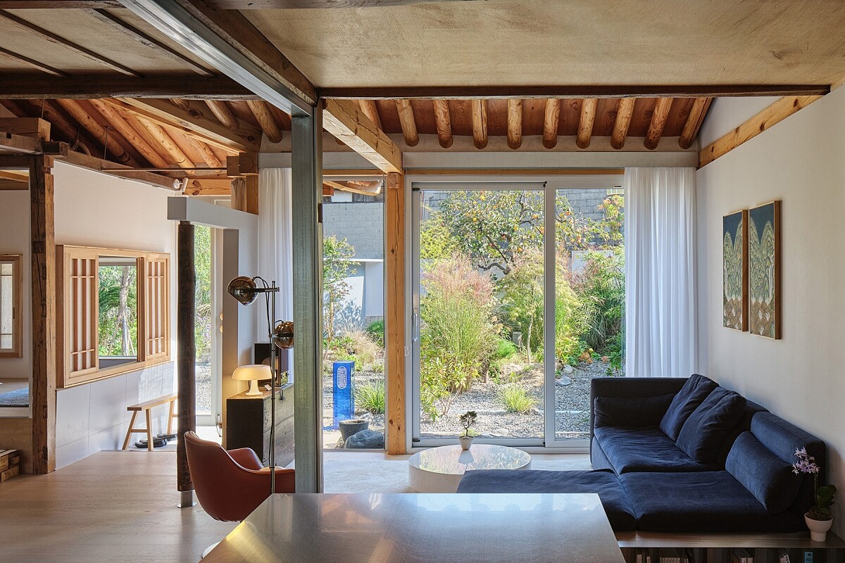 以韓紙、亞麻妝點開放式的現代化廚房與客廳空間。Photo by Kim Dongkyu