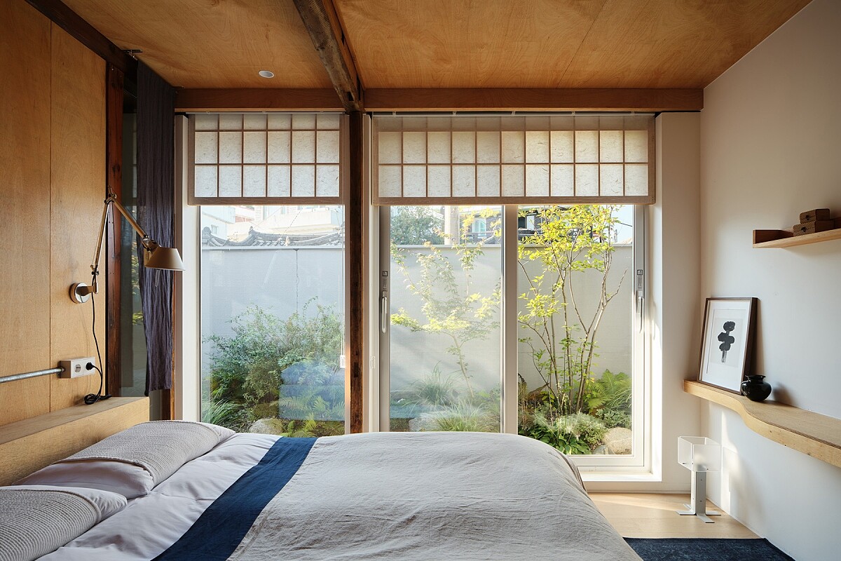 能觀看到庭院風景的臥室。Photo by Kim Dongkyu