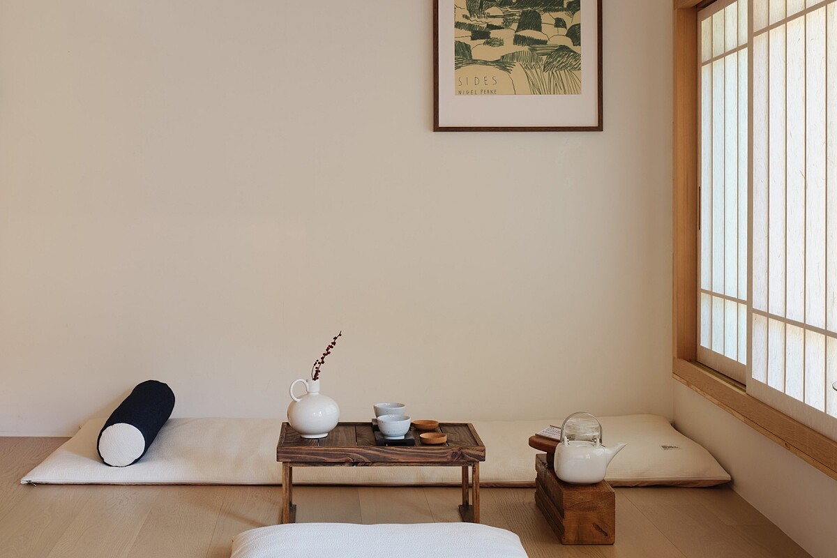 臥房也能能為品茶空間。Photo by Kim Dongkyu