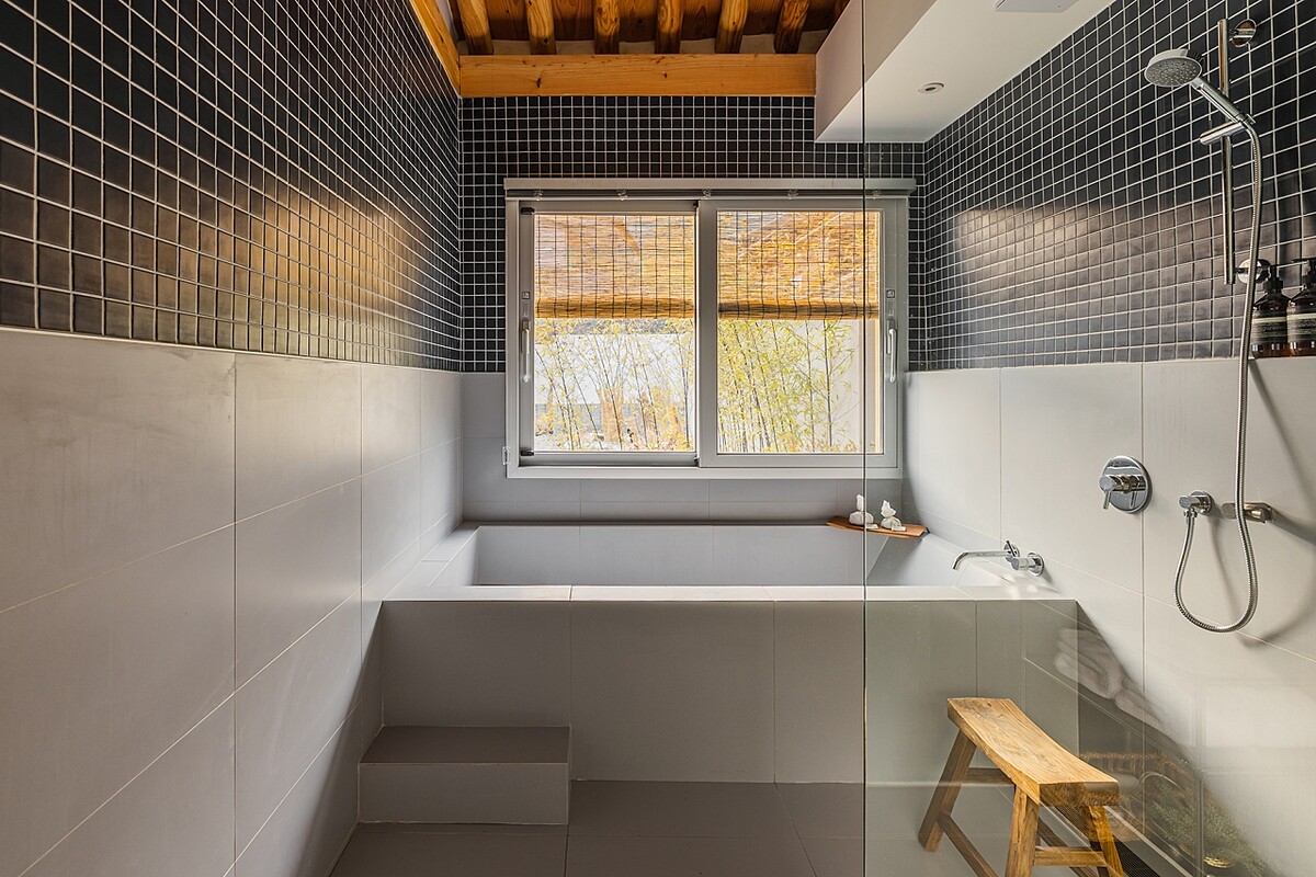 現代化的浴室空間，一樣有著藍色調作為裝飾。Photo by Kim Dongkyu