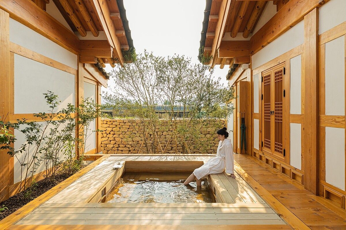 室外檜木浴缸。Photo by Taehoon Yoon