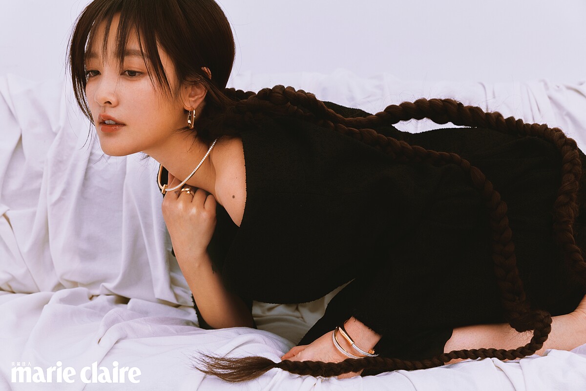 不對稱黑色洋裝，Dior；Lock 18K金耳環、T1 18K金鋪鑲鑽項鍊、18K金與白K金戒指&手環，all by Tiffany。