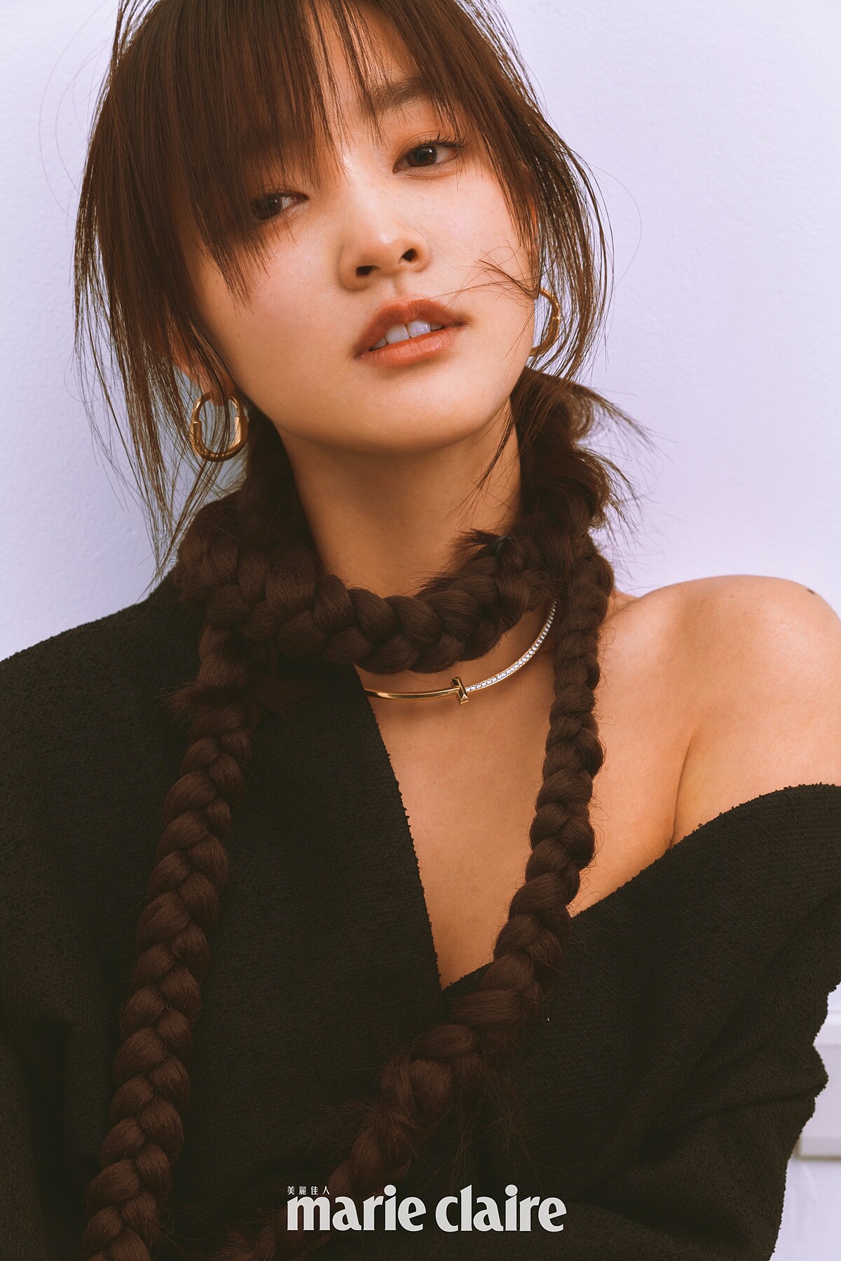 不對稱黑色洋裝，Dior；Lock 18K金耳環、T1 18K金鋪鑲鑽項鍊，both by Tiffany。