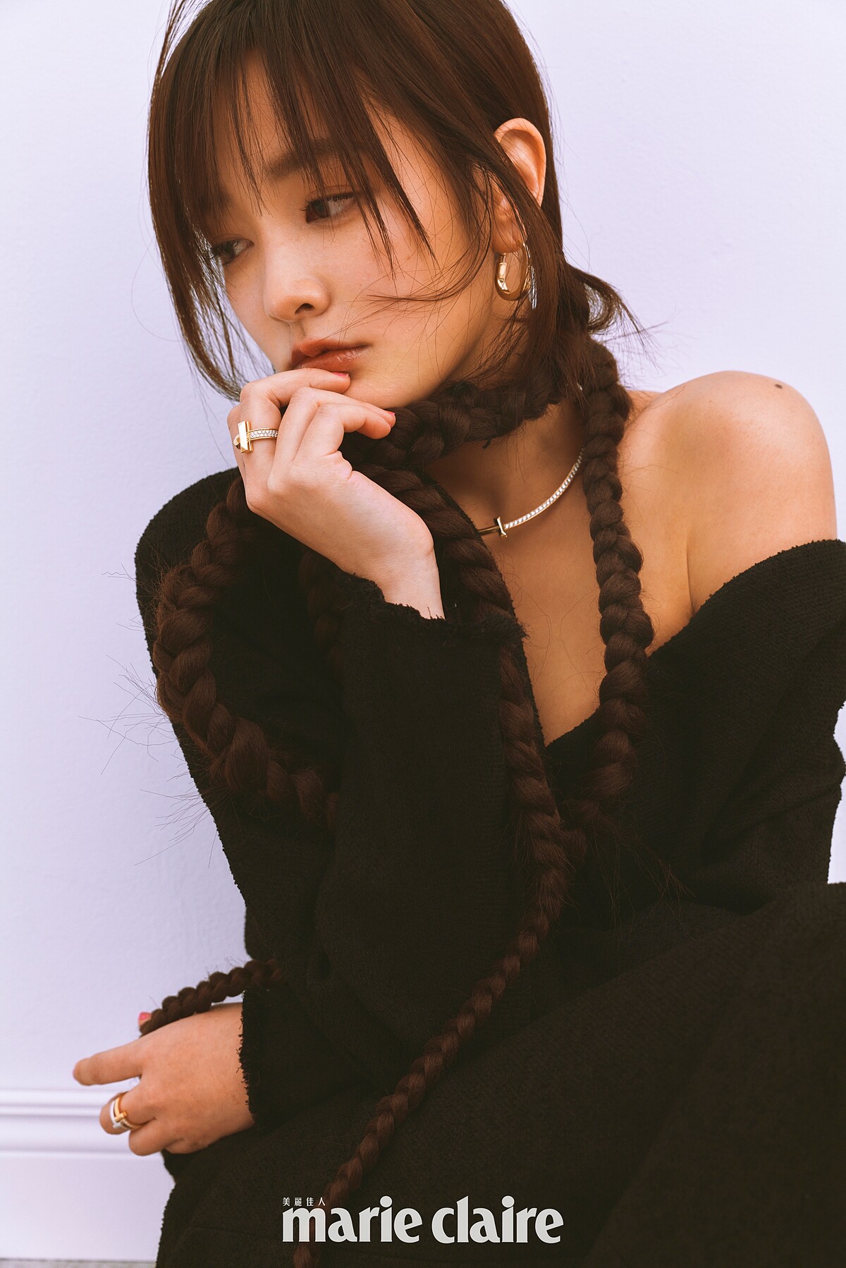 不對稱黑色洋裝，Dior；Lock 18K金耳環、T1 18K金鋪鑲鑽項鍊、18K金與白K金戒指，all by Tiffany。