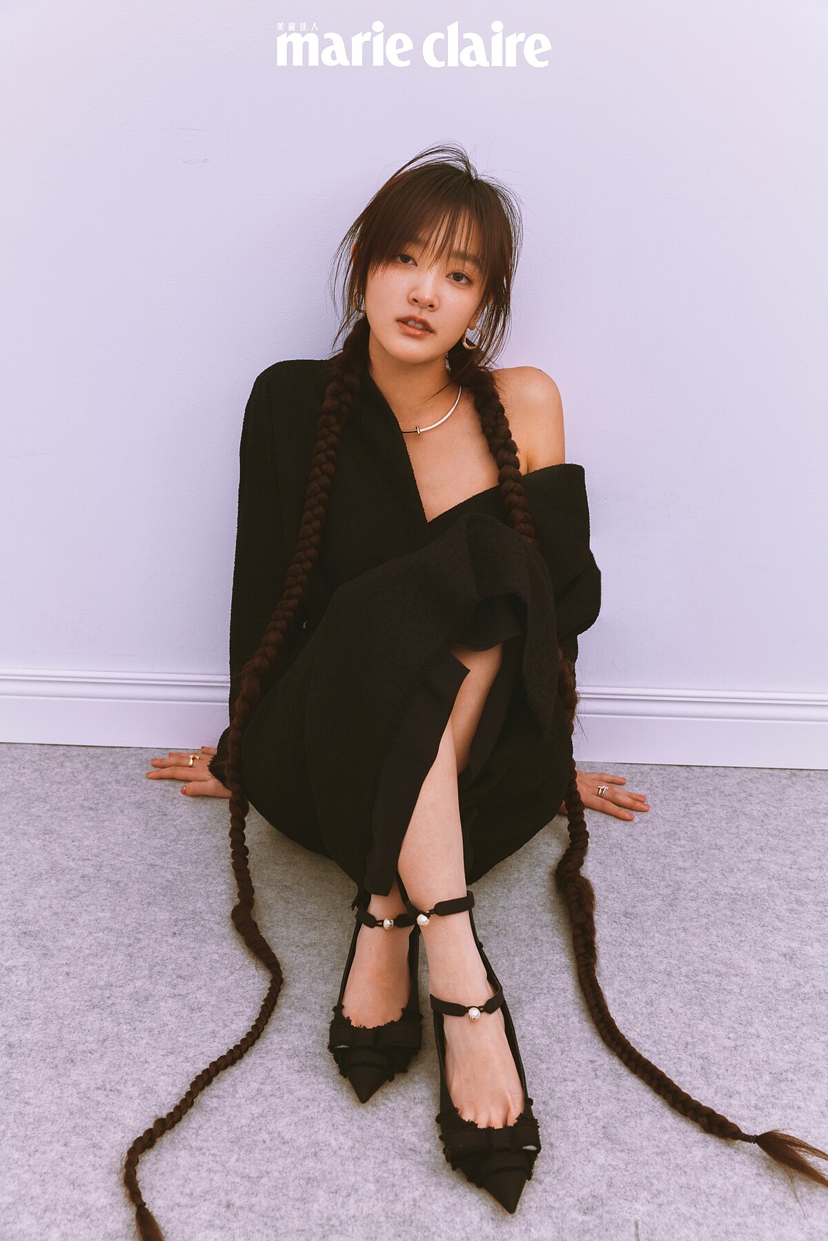 不對稱黑色洋裝、珍珠釦飾跟鞋，Both by Dior；Lock 18K金耳環、T1 18K金鋪鑲鑽項鍊、18K金與白K金戒指，all by Tiffany。