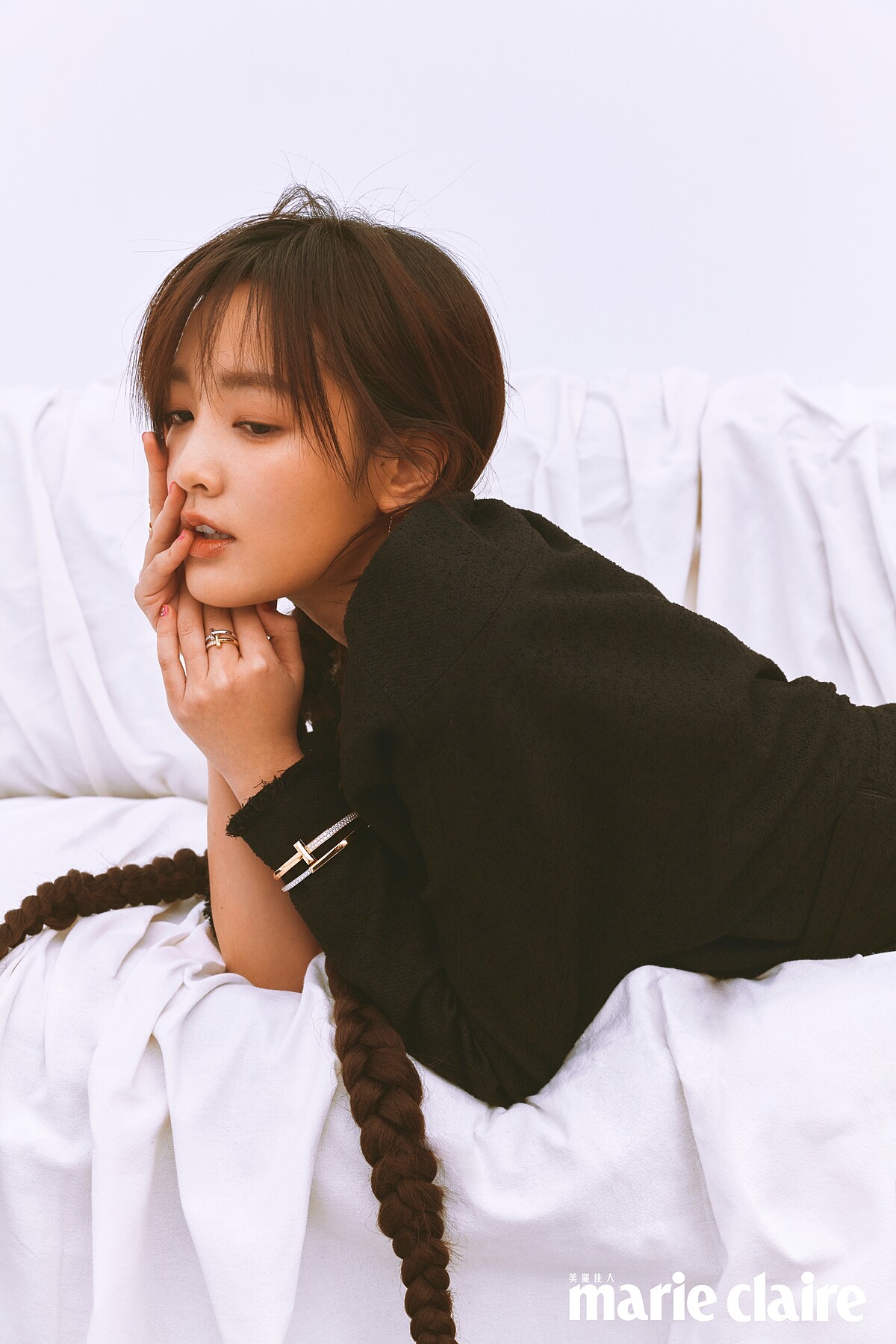 不對稱黑色洋裝，Dior；18K金與白K金戒指&手環，all by Tiffany。