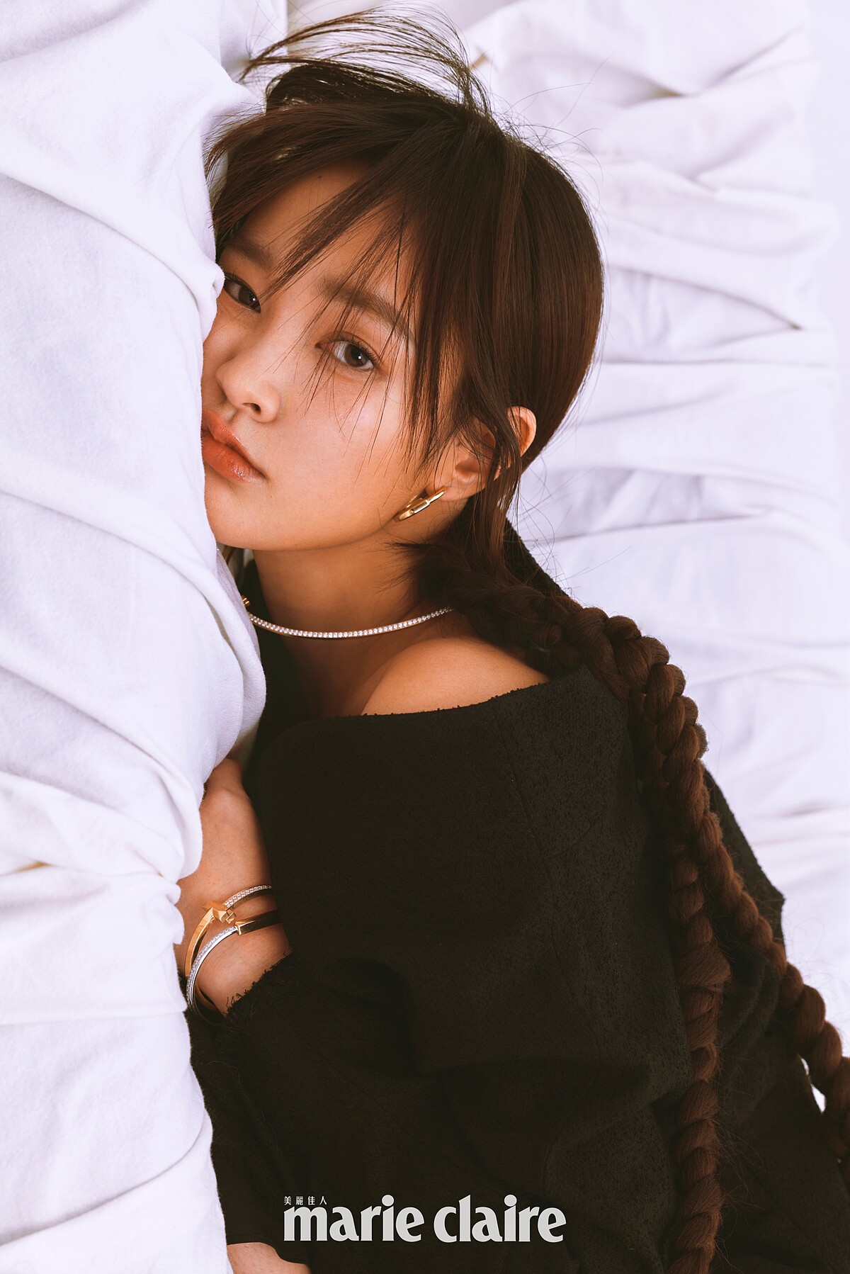 不對稱黑色洋裝，Dior；Lock 18K金耳環、T1 18K金鋪鑲鑽項鍊、18K金與白K金手環，all by Tiffany。