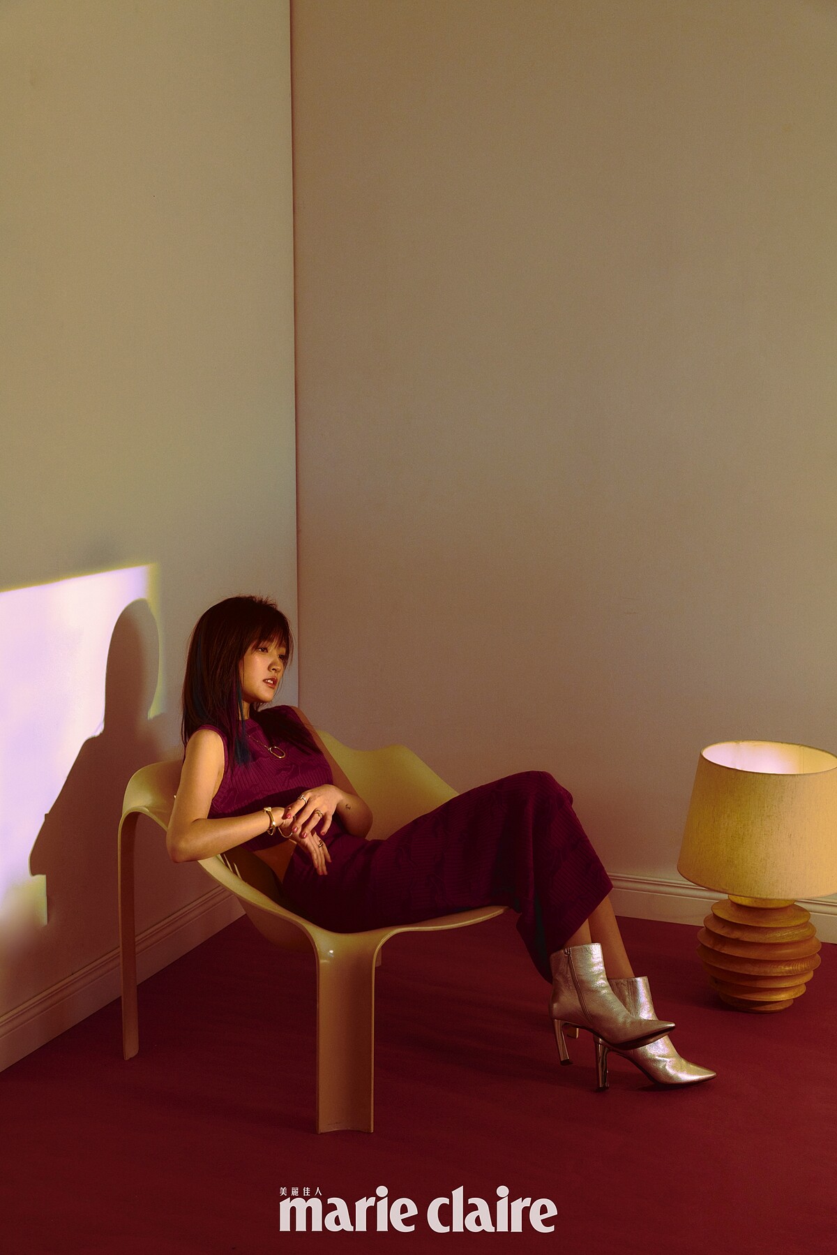 紫色套裝、銀色踝靴，all by Longchamp；Lock 18K玫瑰金、18K金鑽石手環、T1 18K玫瑰金戒指，all by Tiffany。