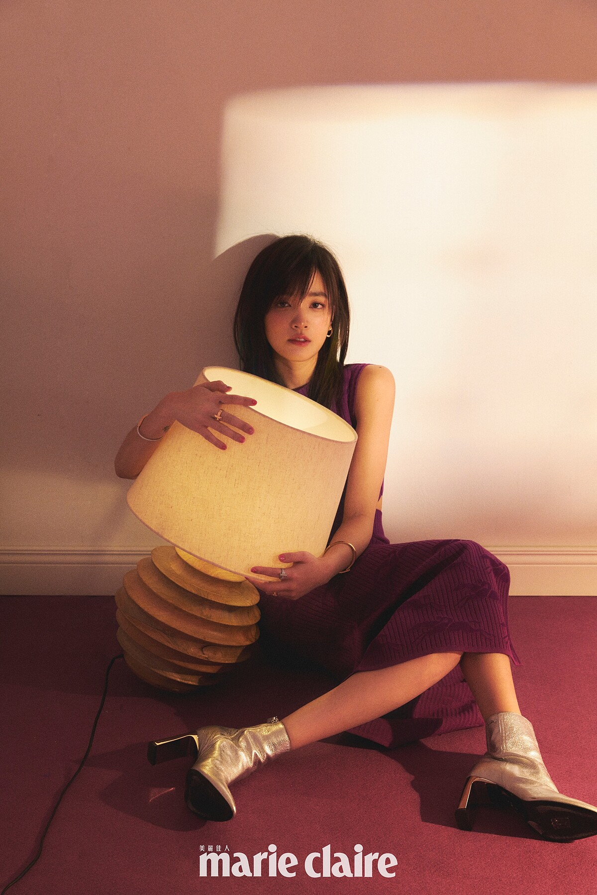 紫色套裝、銀色踝靴，all by Longchamp；Lock 18K玫瑰金、18K金鑽石手環、T1 18K玫瑰金戒指，all by Tiffany。