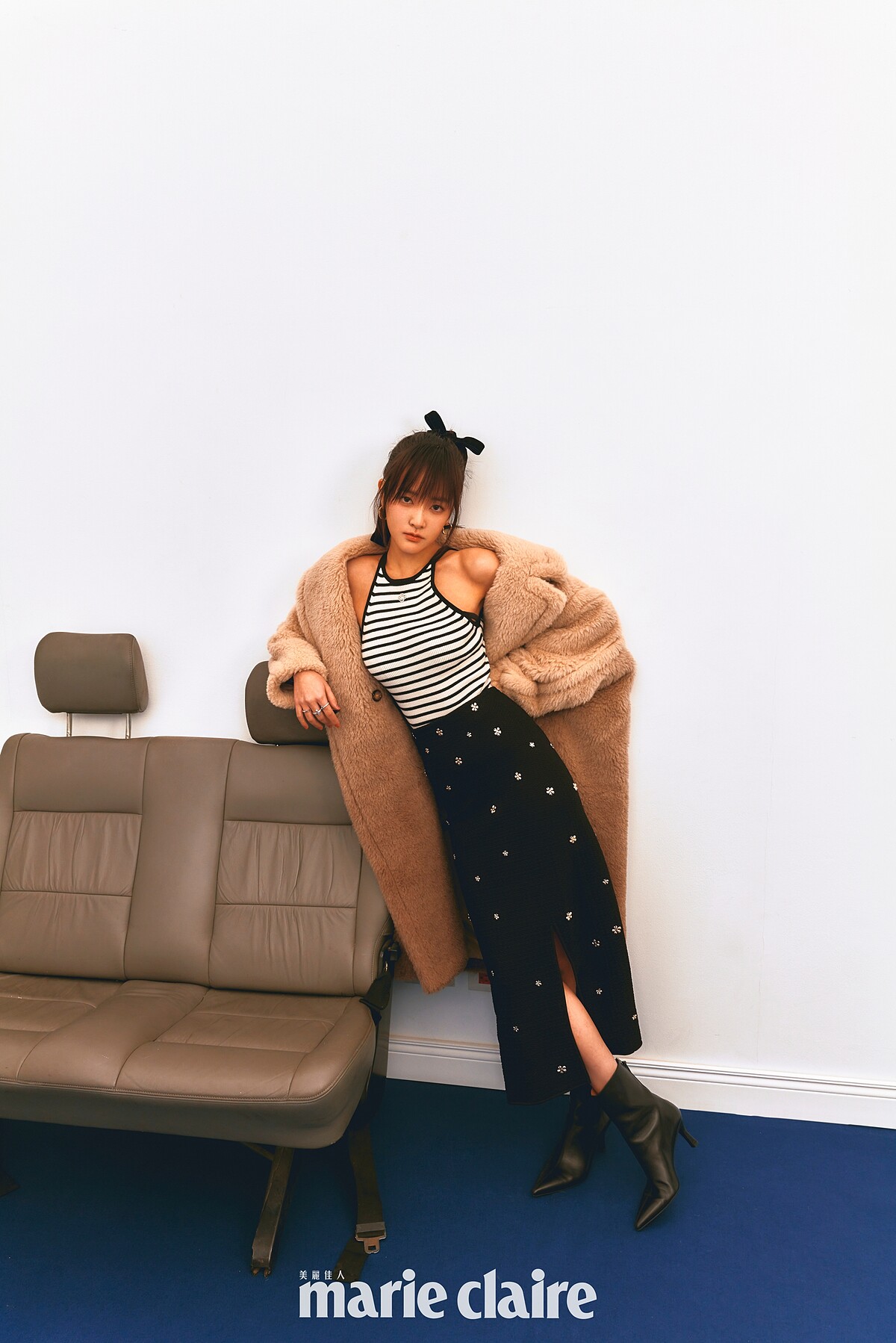 泰迪大衣，Max Mara；橫條紋削肩背心、黑色短靴，Maje；黑色小花針織長裙，Sandro；Lock 18K金耳環、18K白金戒指、T1 18K白金鋪鑲鑽戒指，all by Tiffany。