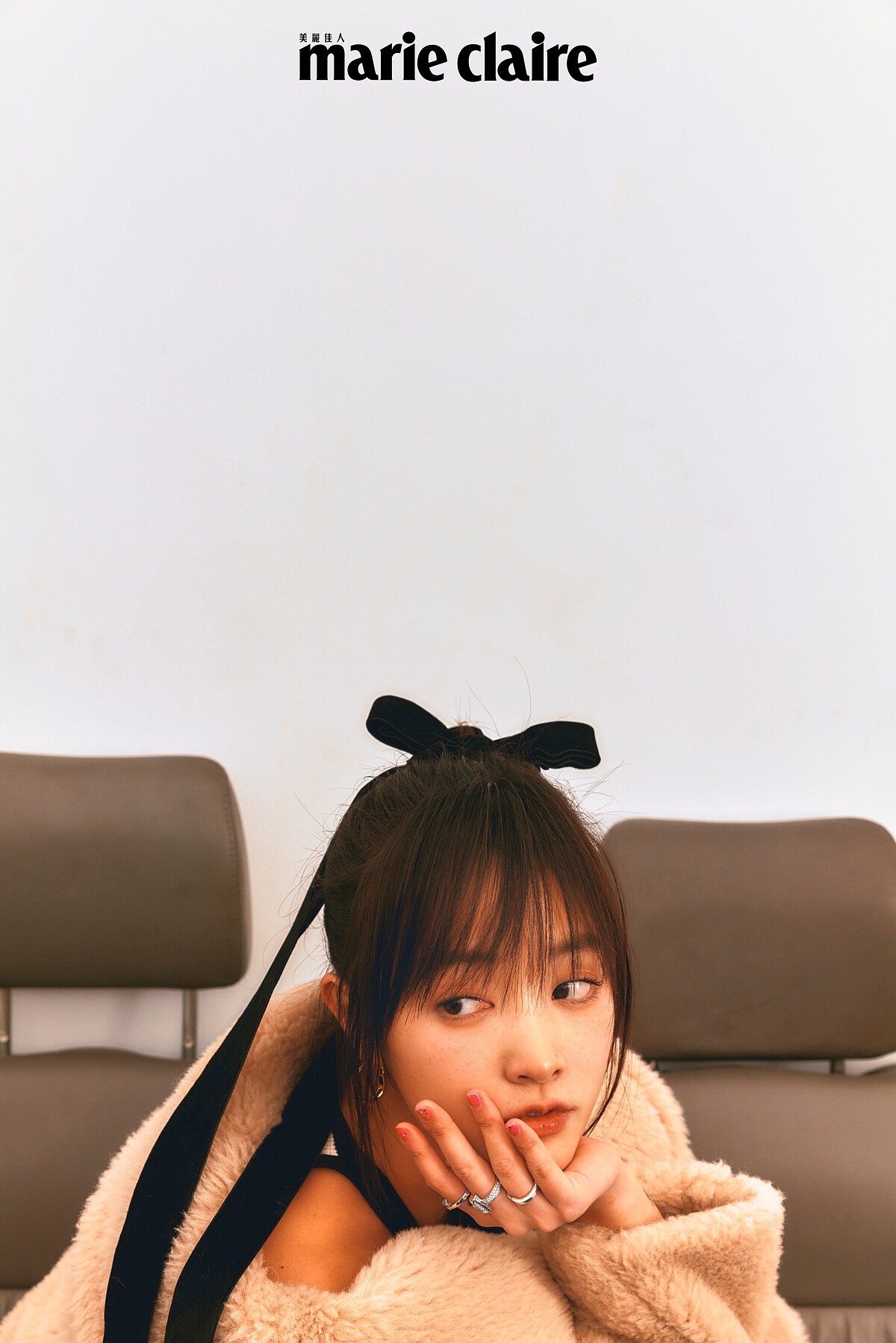 泰迪大衣，Max Mara；橫條紋削肩背心，Maje； Lock 18K金耳環、18K白金戒指、T1 18K白金鋪鑲鑽戒指，all by Tiffany。