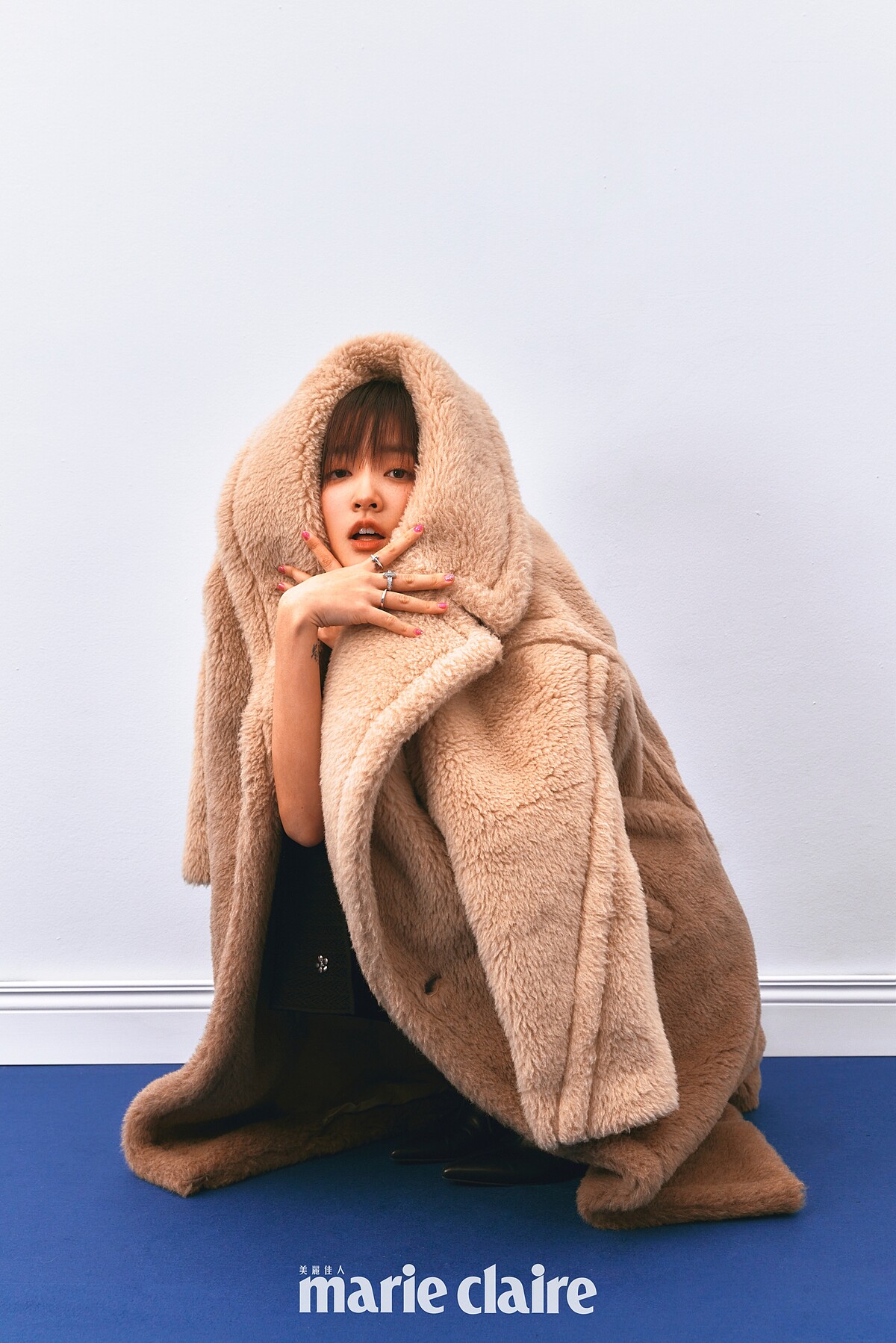 泰迪大衣，Max Mara；橫條紋削肩背心、黑色短靴，both by Maje；黑色小花針織長裙，Sandro；18K白金戒指、T1 18K白金鋪鑲鑽戒指，all by Tiffany。