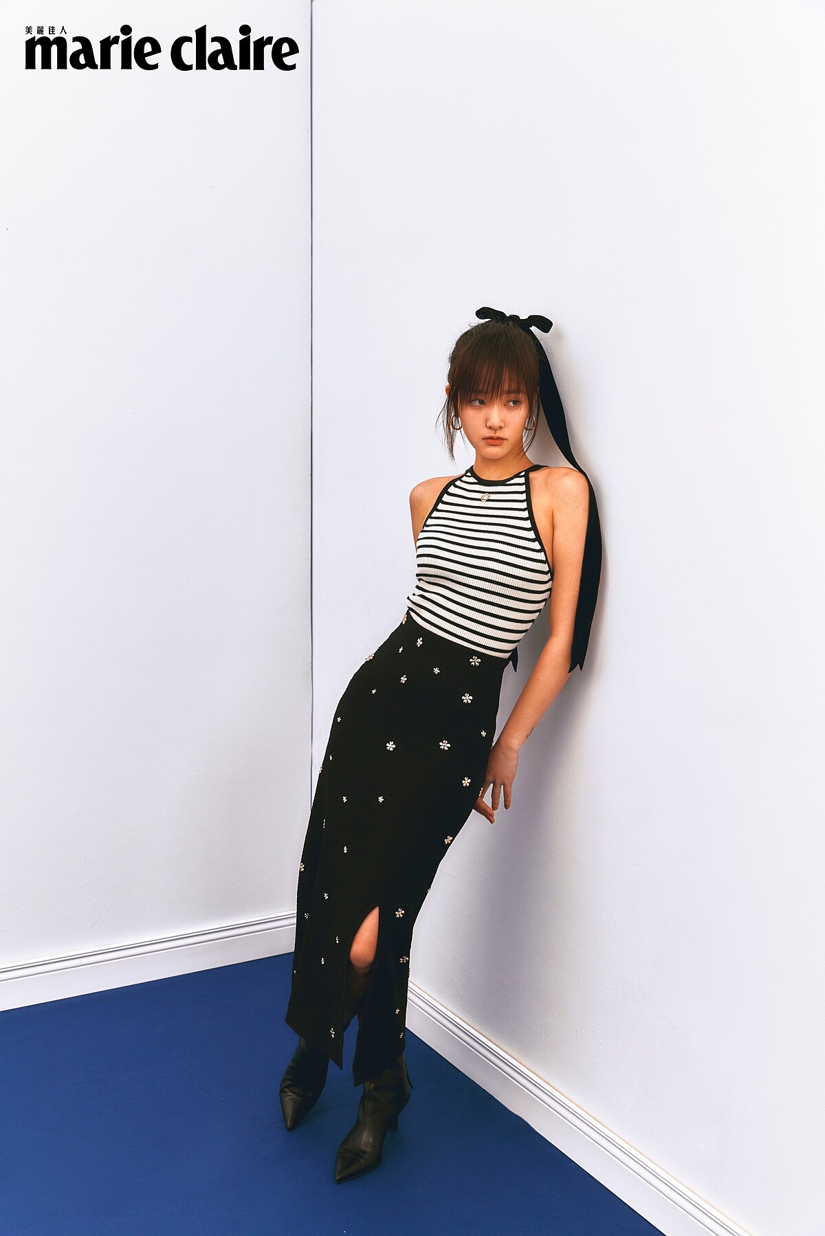 橫條紋削肩背心、黑色短靴，Maje；黑色小花針織長裙，Sandro；Lock 18K金耳環、18K白金戒指、T1 18K白金鋪鑲鑽戒指，all by Tiffany。