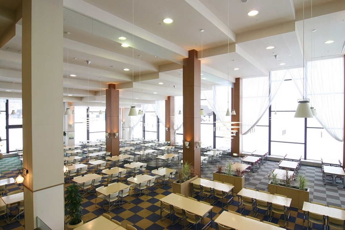 附設的餐廳提供豐盛的全天候自助餐。