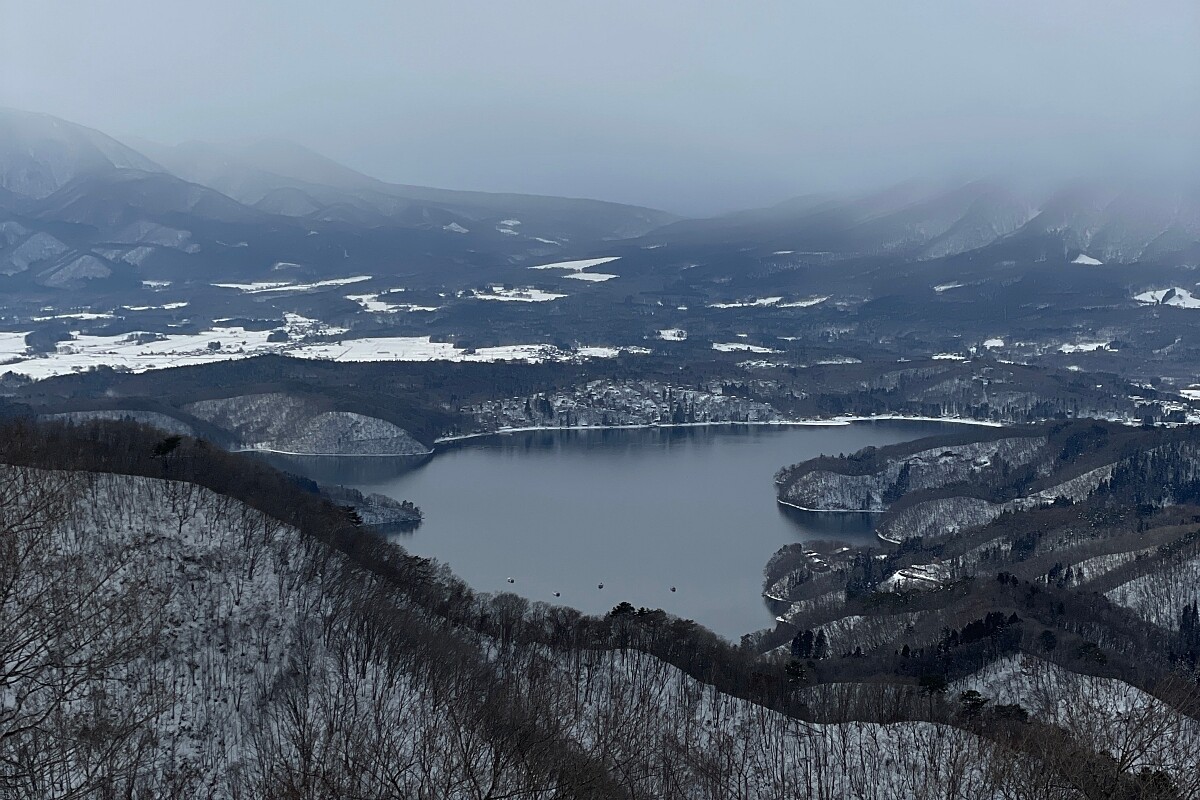 野尻湖和北神五山（妙高山、黑姬山、戶隱山、富士山、高妻山）。