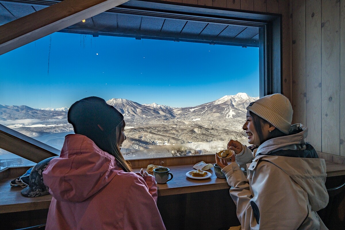 一旁的休息站提供輕食飲品。