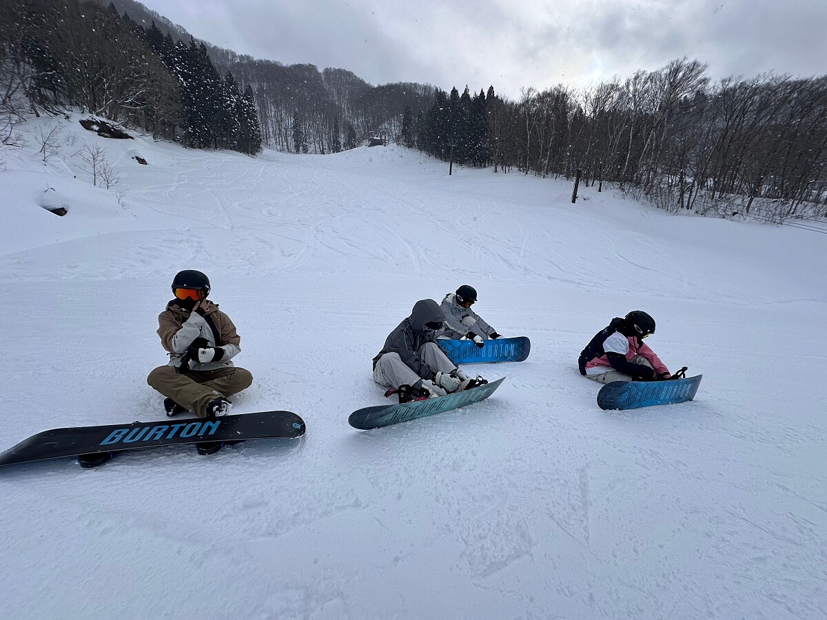 教練能按照每個人程度從正面、背面的基礎滑行再到轉彎技巧,一一指導上手。