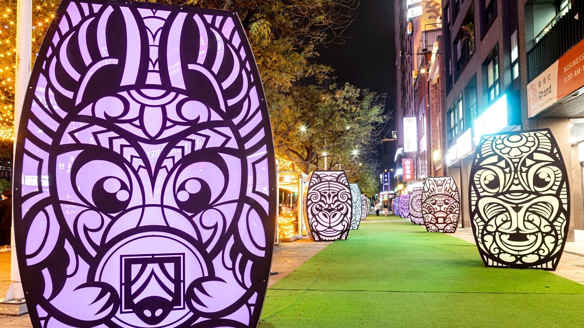 西門展區作品:A4畫十二,12座燈代表十二生肖,結合金屬雷雕工藝與刺青圖騰而成