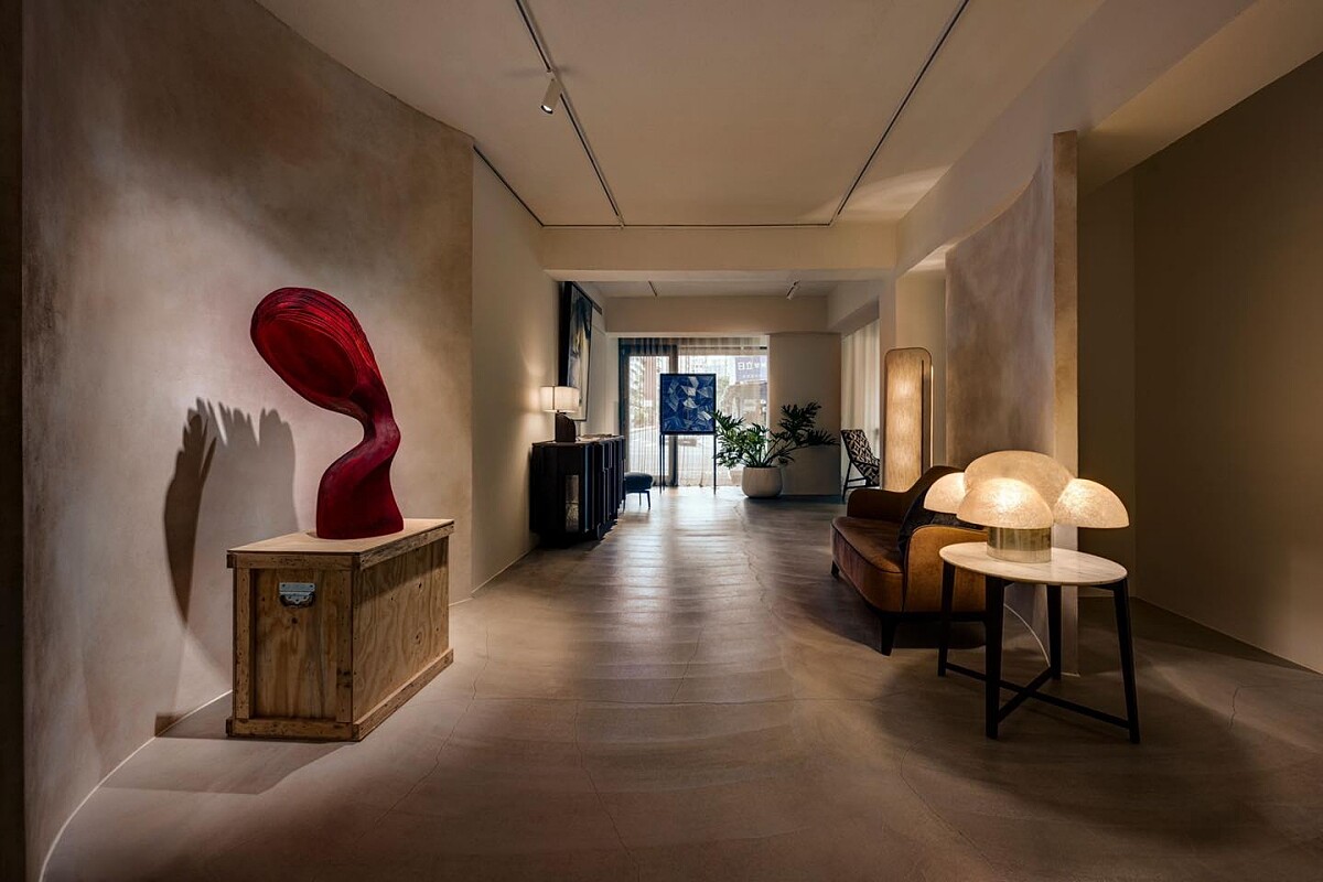 Carte Blanche Galerie 沒有招牌與 logo，散發出低調內斂的美感。