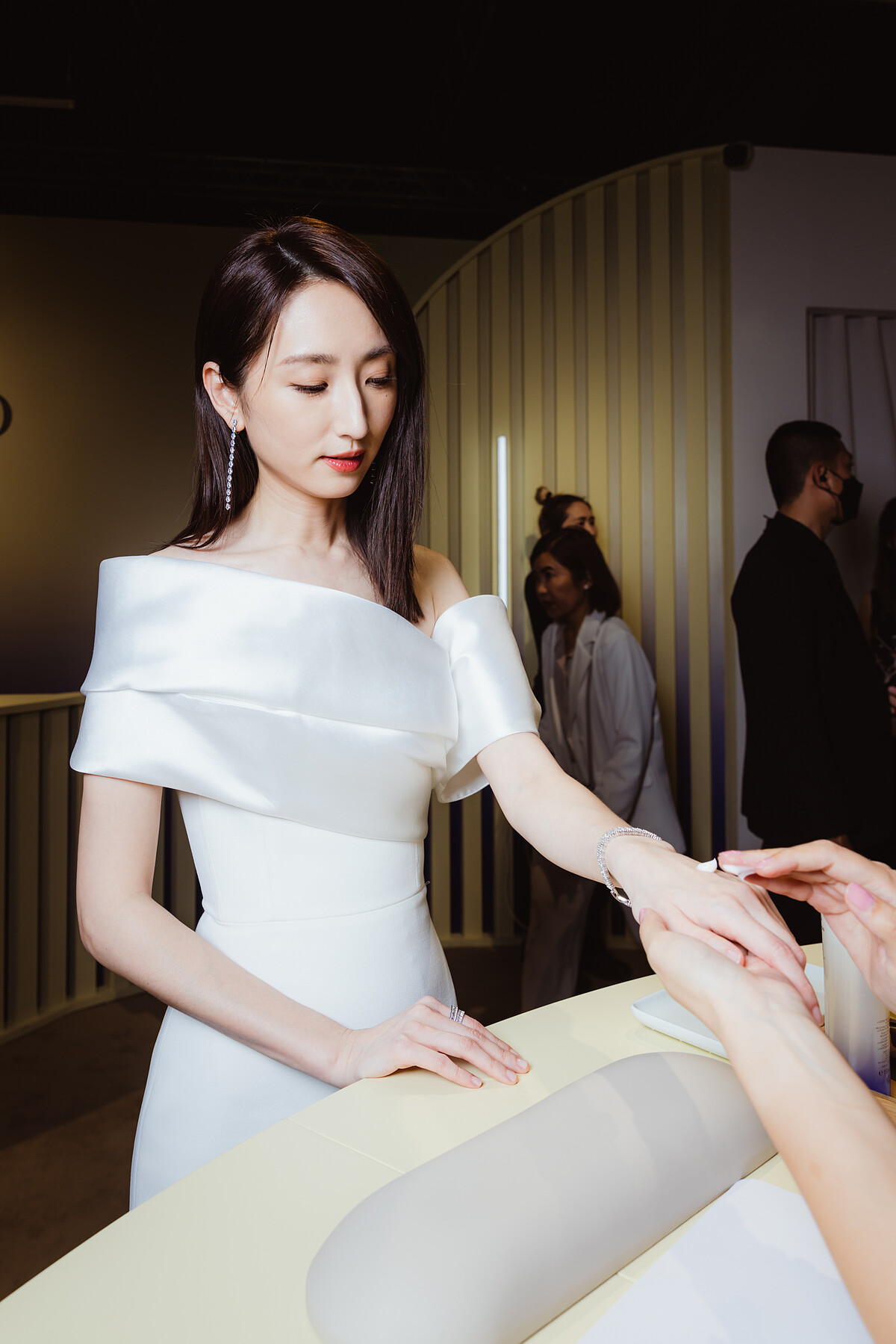 柯佳嬿體驗資生堂激抗痕舒緩手部按摩