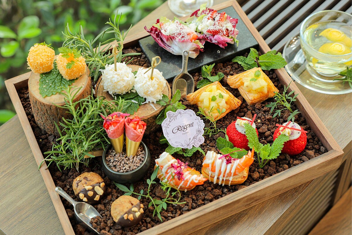 晶華廚藝團隊特別選用百分之百台灣在地食材，並結合「晶華香草花園」內種植的香草，打造「Regent&rsquo;s Garden 晶華花園午茶饗宴」