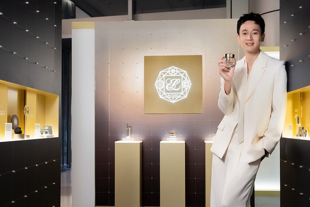 雅詩蘭黛白金逆齡大使劉冠廷，以白金級黑鑽松露系列保養作品賦活年輕健康光采。