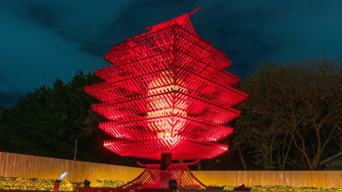 北門展區作品:C1圓方之間,由策展人劉治良與書法藝術家杜忠誥合作,以「古人以為天圓地方」靈感,用大型金屬結構包圍著寫著巨大「龍」字的燈籠,在以LED燈光製造出如心跳律動效果,也象徵著台北的生命力與活力。