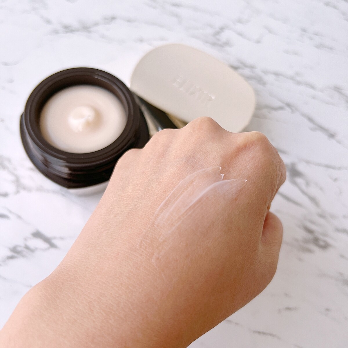 ELIXIR怡麗絲爾膠原緊V澎潤霜質地示意。