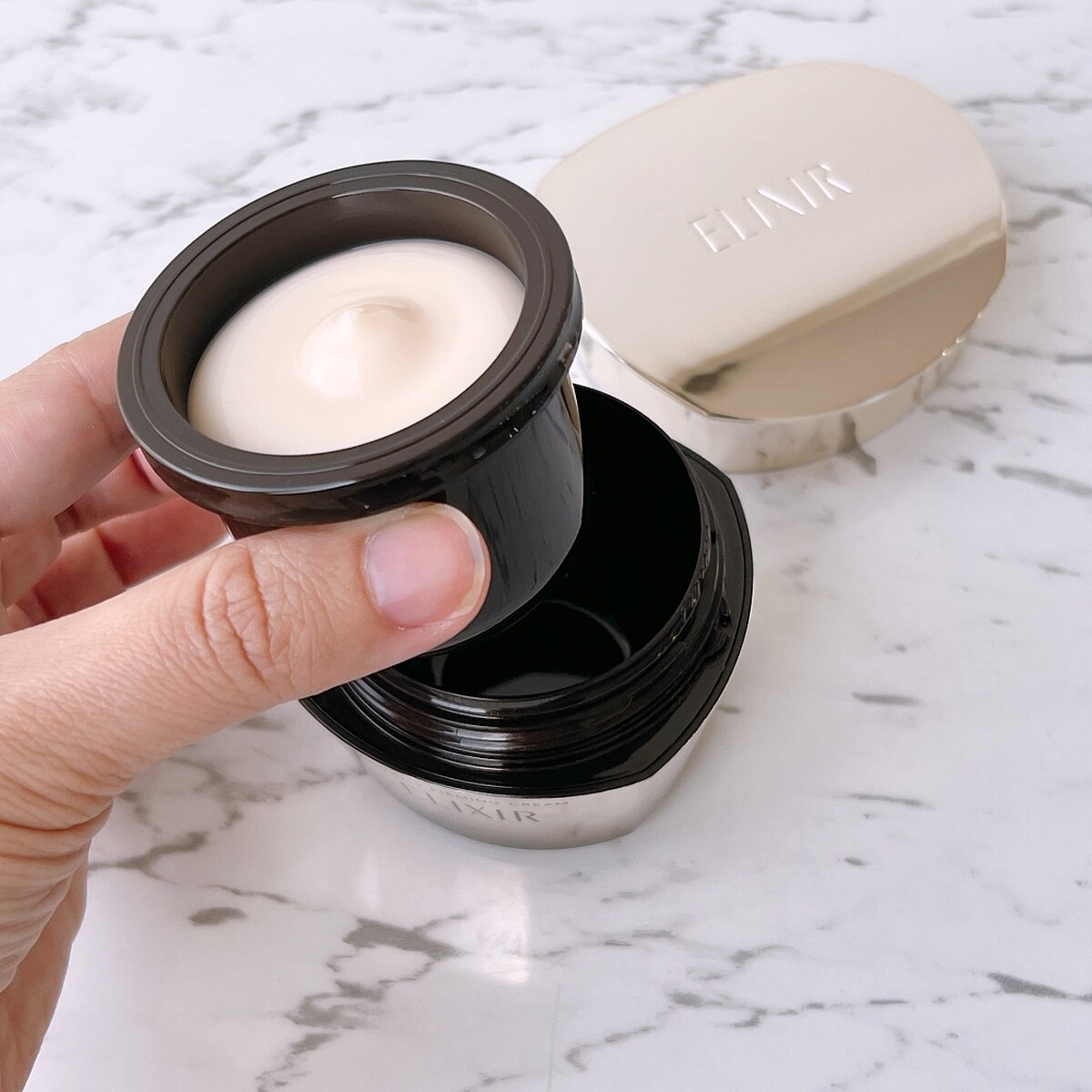 ELIXIR怡麗絲爾膠原緊V澎潤霜還有推出補充瓶。