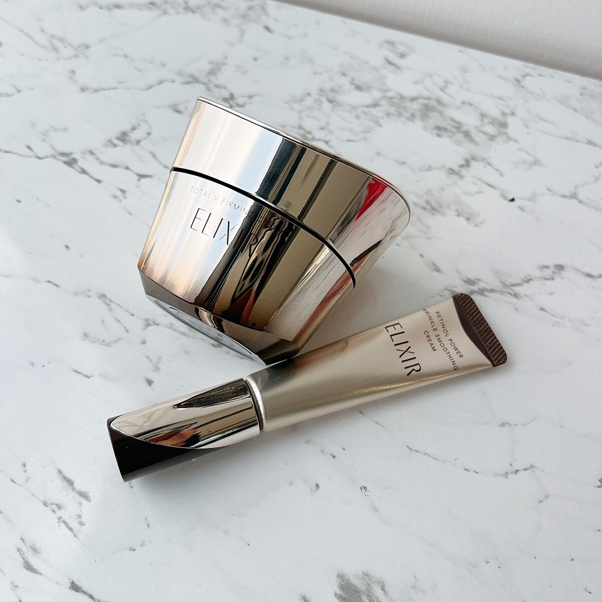 ELIXIR怡麗絲爾膠原緊V澎潤霜與「Ａ醇小金管」膠原A醇超導抗皺精華。