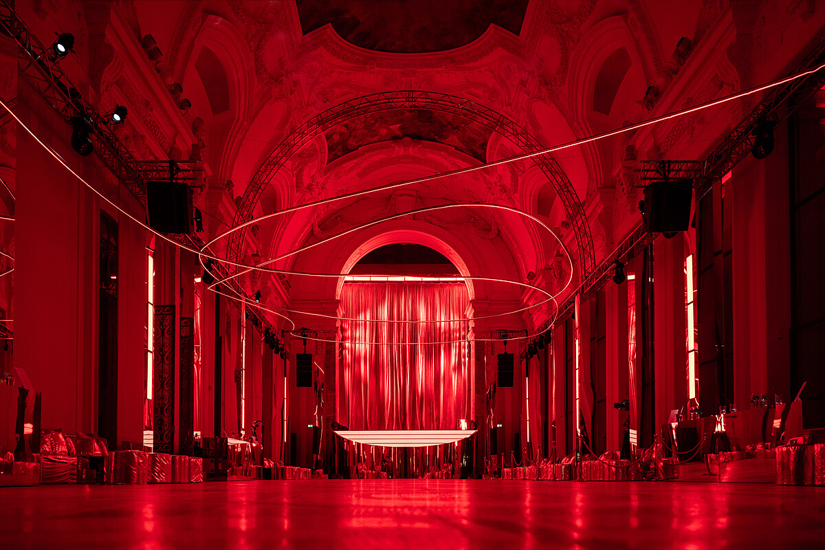 Cartier Trinity 系列誕生100週年慶祝活動,最終場選在巴黎小皇宮舉行盛大晚宴。