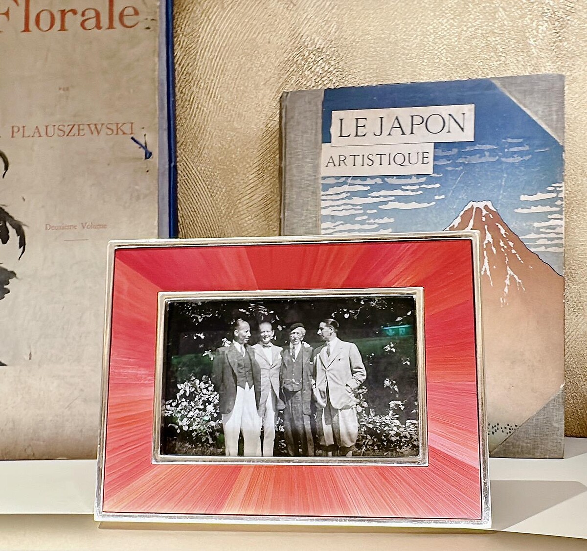 三兄弟與父親的合照至今放在卡地亞和平街31號總店所保留的Louis Cartier辦公室中。