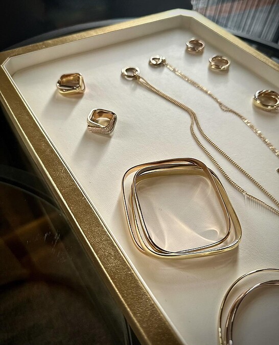 巴黎採訪現場,首次試戴Trinity枕形款完整系列。